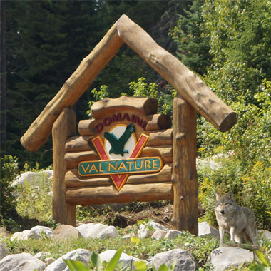 Pancarte de l'entrée du Domaine Val Nature en été